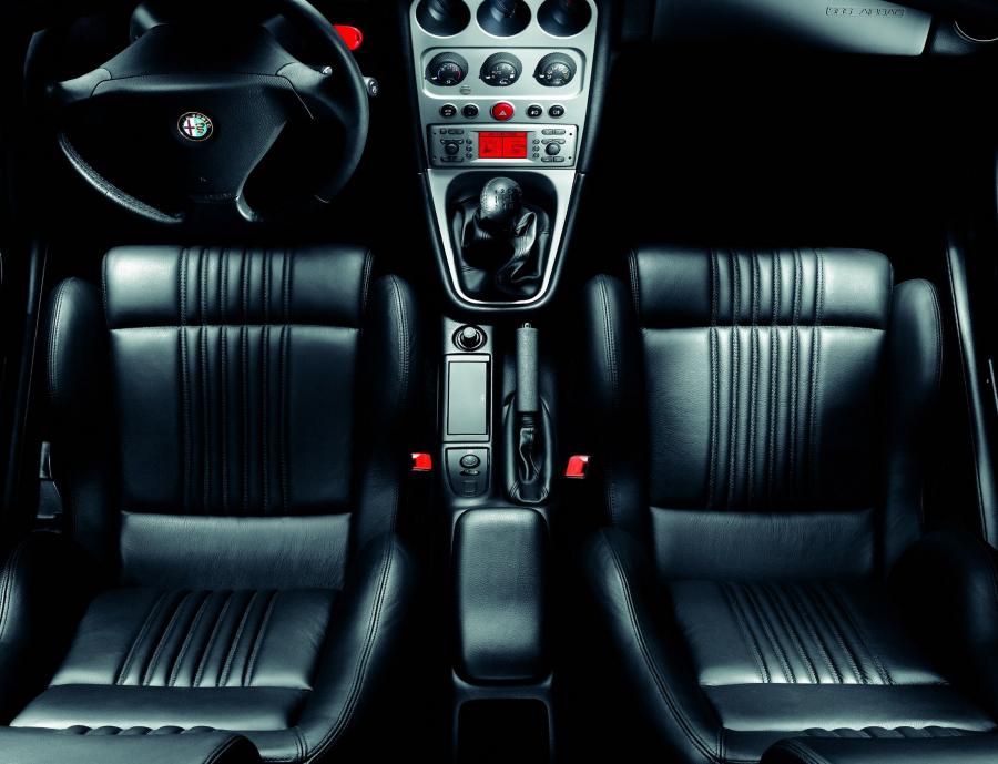 Интерьер Alfa Romeo Spider 2003 года  (WW) (фото 25 из 25)